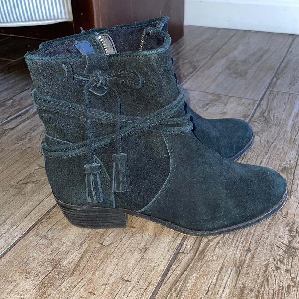 Black boot low bootie tassel zipper leather 7.5 low heel